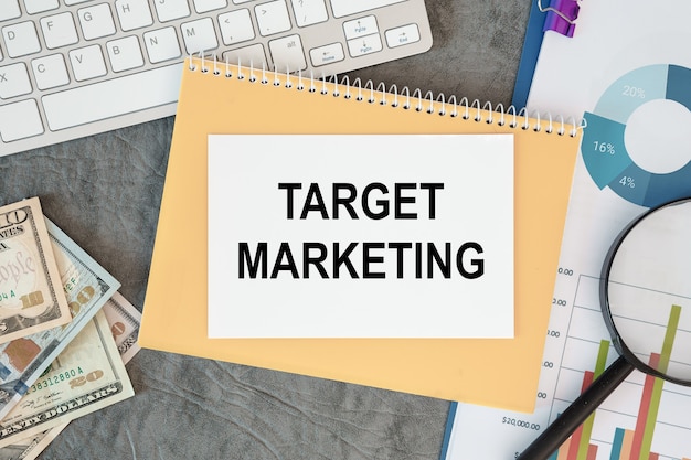 Target Marketing Jest Zapisany W Dokumencie Na Biurku Z Akcesoriami Biurowymi, Schematem I Klawiaturą