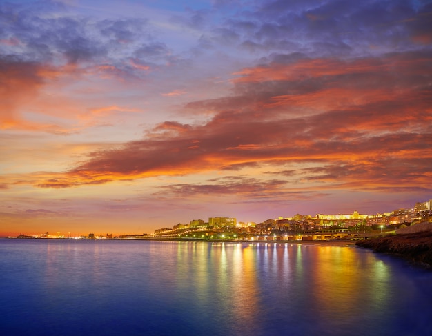 Tarragona portowy zmierzch w morzu śródziemnomorskim Spain