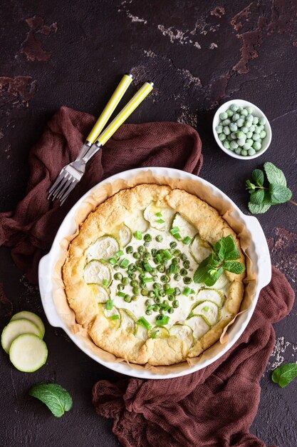 Tarta Lub Quiche Z Cukinią, Groszkiem, Zieloną Cebulą I Ricottą Lub śmietaną.