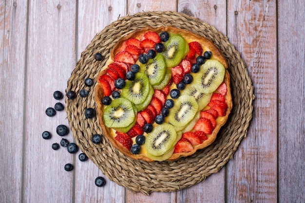 Tarta owocowa z truskawkami, kiwi i jagodami