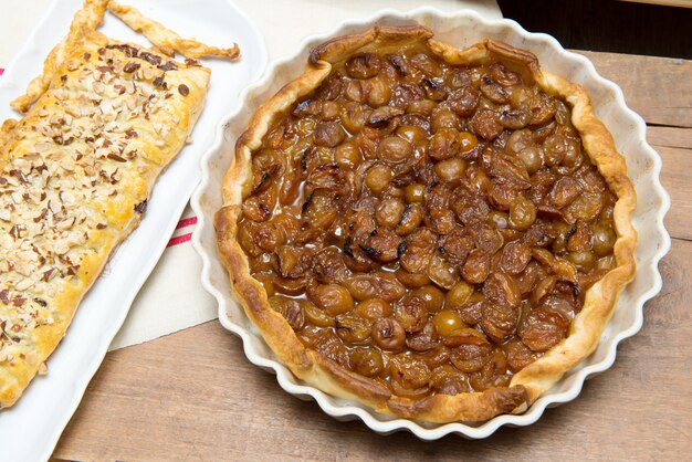 Tarta śliwkowa i ciasto czekoladowe na ręczniku