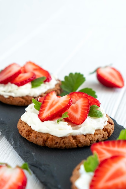 Tarta truskawkowa z bitą śmietaną Przepis na szybkie ciasto jagodowe na śniadanie lub wakacyjny Letni deser