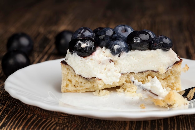 Zdjęcie tartlet z czekoladą i kremem maślanym z jagodami, duża jagoda w kremie, tarta deserowa z jagodami