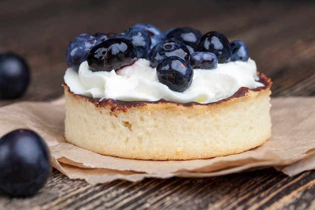 Tartlet z czekoladą i kremem maślanym z jagodami