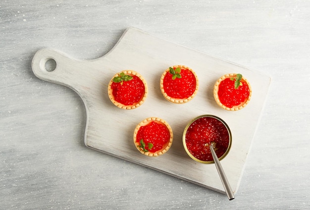 Tartlets z czerwonym kawiorem na jasnym tle zbliżenie widok z góry bez ludzi