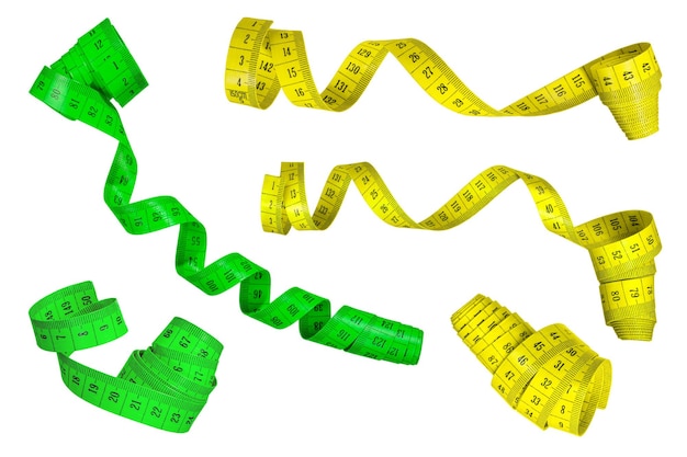 Taśma pomiarowa izolowana na białym tle Duży zestaw taśm pomiarowych o różnych kolorach złożonych w spiralę rozrzuconych w różnych kierunkach Zielone i żółte wstążki Koncepcja utraty wagi