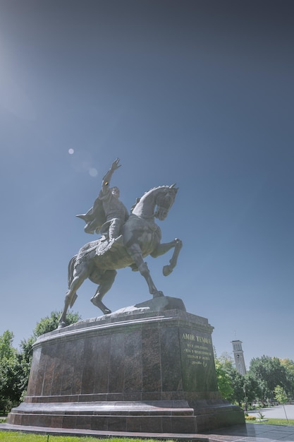 Taszkent Uzbekistan 23 czerwca 2023 pomnik dowódcy Tamerlana na placu Amira Temura