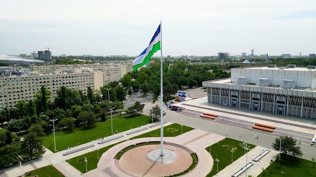 Taszkent Uzbekistan 24 maja 2021 Widok z lotu ptaka na Międzynarodowy Plac Przyjaźni w mieście Taszkent z machającą flagą Uzbekistanu