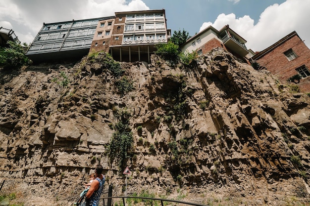 Tata i córka spacerują starymi ulicami centralnej stolicy Tbilisi w Gruzji Architektura na Starym Mieście w Tbilisi w wiosenny dzień Turysta