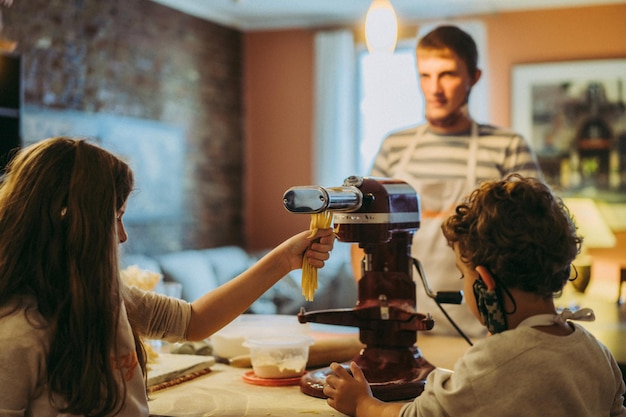 Tata i dzieci gotują makaron na kursie mistrzowskim z gastronomii