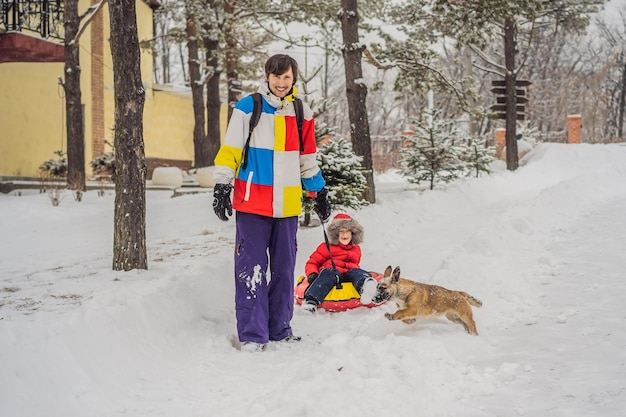 Tata i syn bawią się zimą na dętkach Zimowa zabawa dla całej rodziny