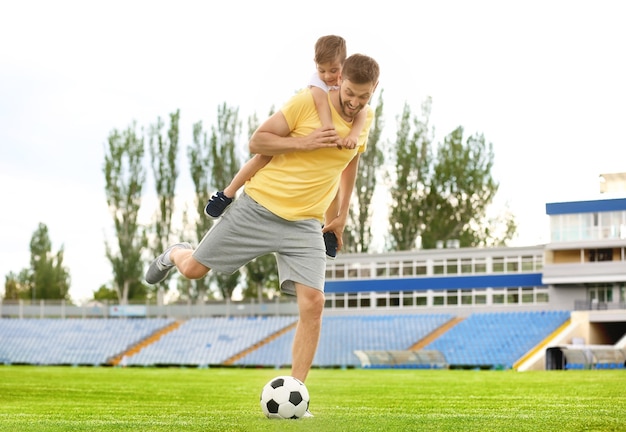 Tata I Syn Razem Grają W Piłkę Nożną Na Stadionie