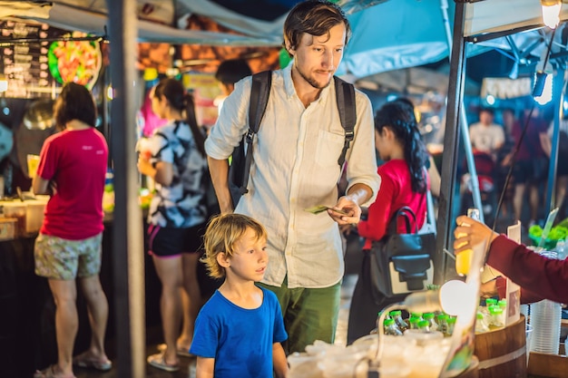 Tata I Syn Są Turystami Na Walking Street Azjatyckim Rynku Spożywczym