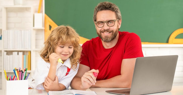 Tata i syn uczą się w klasie z edukacją online na laptopie