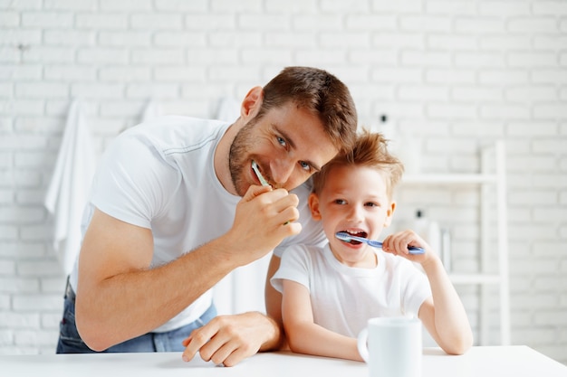 Tata I Synek Razem Myją Zęby