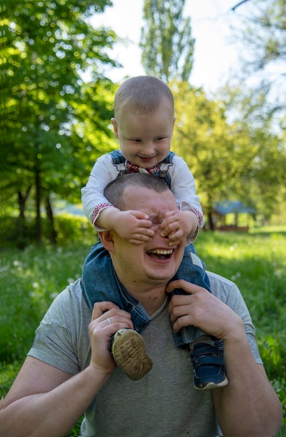 Zdjęcie tata i synek w parku