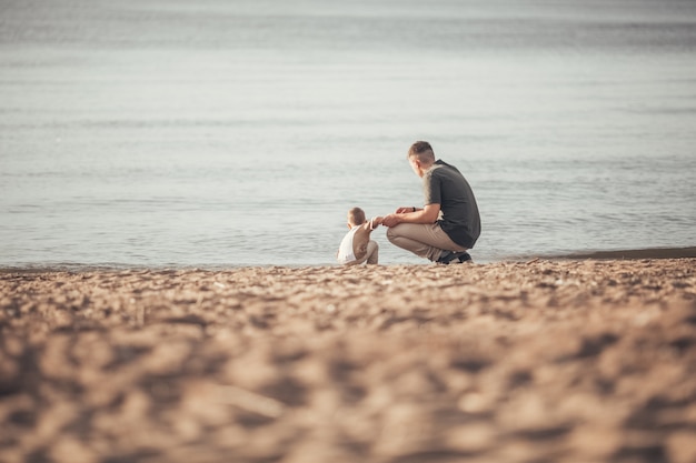 Tata Idzie Z Synem Na Plażę.