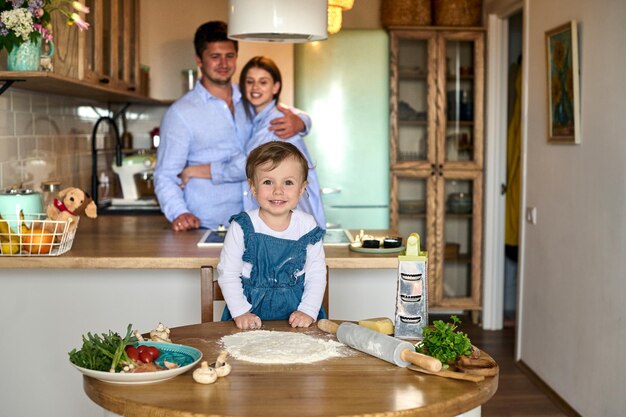 Tata mama i ich córka wspólnie gotują pizzę w kuchni Koncepcja szczęśliwej rodziny