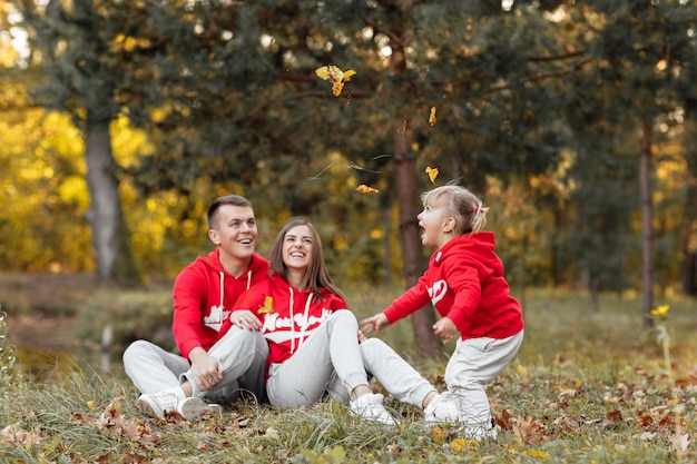 Tata, Mama I Mała śliczna Córeczka Bawią Się I Bawią W Jesiennym Parku.