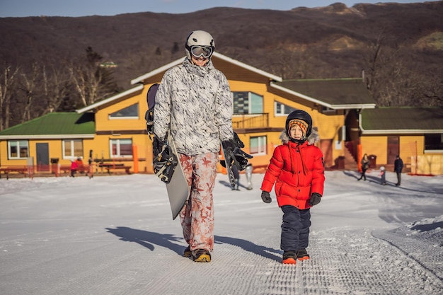 Tata Uczy Syna Zajęć Na Snowboardzie Dla Dzieci W Zimowym Sportowym Stylu życia Dzieci