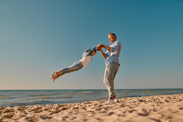 Tata Z Córką Na Plaży