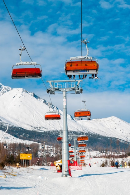 TATRANSKA LOMNICA SŁOWACJA 14 stycznia 2015 Wyciąg krzesełkowy na tle ośnieżonych gór w Tatrach Wysokich w popularnym ośrodku narciarskim