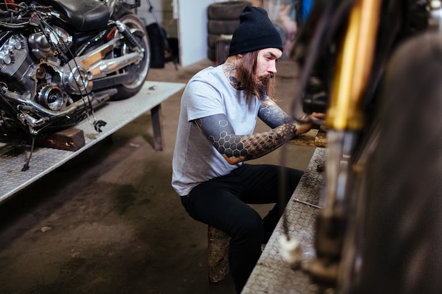 Tattooed Bike Mechanic Montaż Motocykla W Garażu