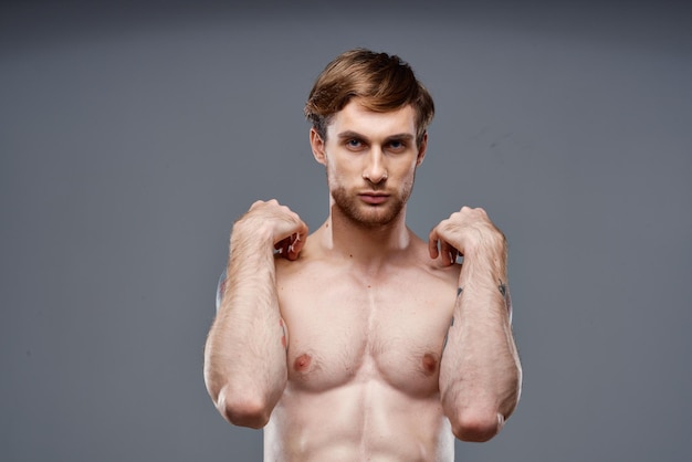 tatuażowy mężczyzna pełny tuł kulturysta sportowiec fitness nagi zdjęcie wysokiej jakości