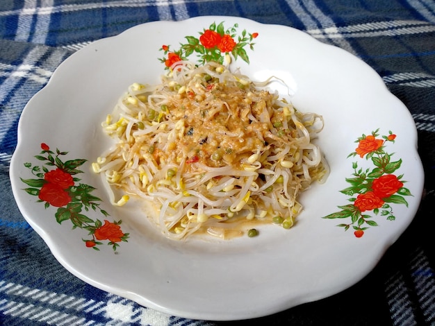 Tauge Rebus czyli Kecambah Kacang Hijau na talerzu Indonezyjska kuchnia kulinarna
