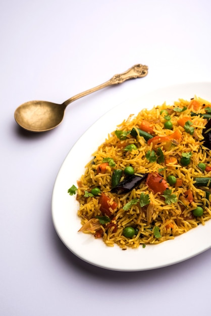 Tawa Pulao lub Pulav lub Pilaf lub Pilau to indyjskie jedzenie uliczne wykonane z ryżu basmati, warzyw i przypraw. Selektywne skupienie