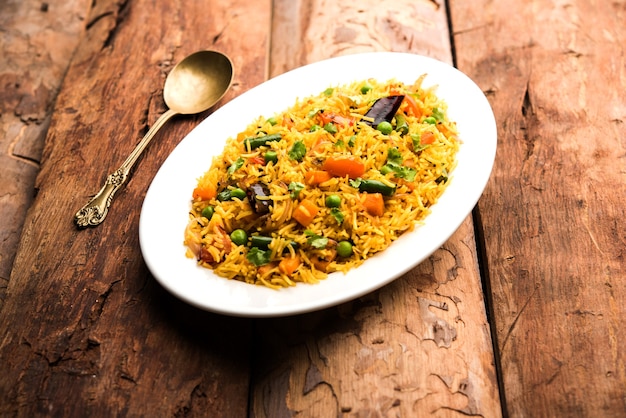 Tawa Pulao lub Pulav lub Pilaf lub Pilau to indyjskie jedzenie uliczne wykonane z ryżu basmati, warzyw i przypraw. Selektywne skupienie