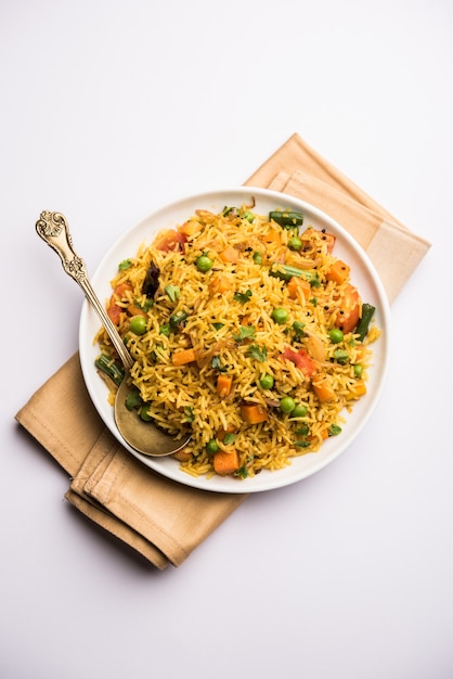 Tawa Pulao lub Pulav lub Pilaf lub Pilau to indyjskie jedzenie uliczne wykonane z ryżu basmati, warzyw i przypraw. Selektywne skupienie