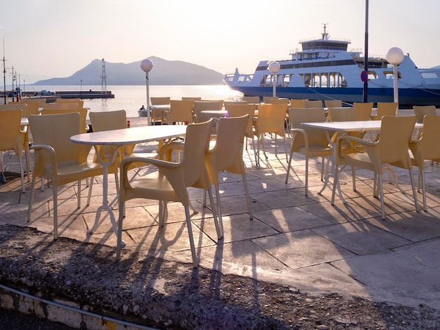 Tawerna bez klientów podczas pandemii koronawirusa na nabrzeżu greckiego kurortu
