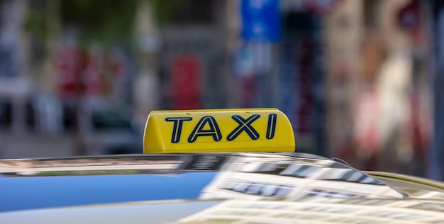 Taxi Znak żółty Kolor Szczegółowo Niewyraźne Tło Ulicy Miasta