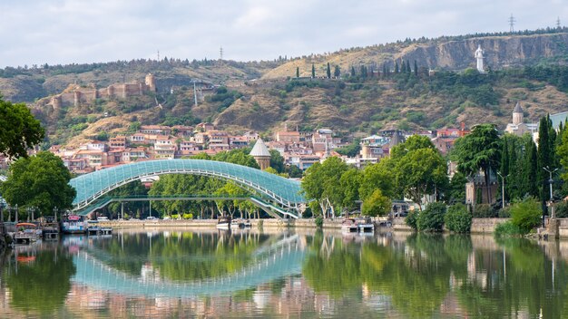 Tbilisi, Gruzja - 01 sierpnia 2021: Most Pokoju w Tbilisi. Podróż