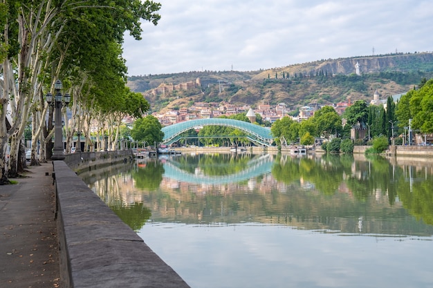 Tbilisi, Gruzja - 01 Sierpnia 2021: Most Pokoju W Tbilisi. Podróż