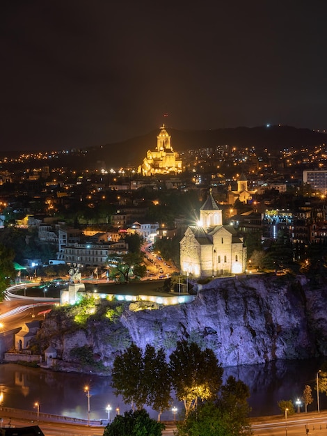 Tbilisi Gruzja 08 października 2021 Nocny widok Tbilisi z kościołem Sameba Trinity i innymi zabytkami Piękne miejsce do podróży