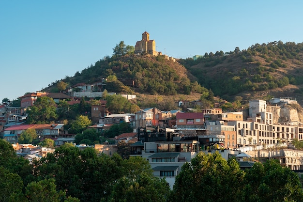 Tbilisi, Gruzja - 14 października 2020 Piękny widok na stare Tbilisi, kościół na wzgórzu. podróżować.