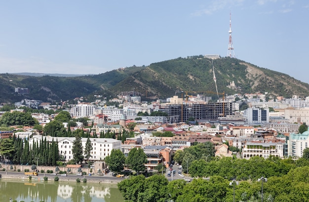 Tbilisi, Gruzja, 18 lipca 2017: Widok z Tbilisi, stolicy kraju Gruzji, wieża telewizyjna Tbilisi na górze Mtatsminda