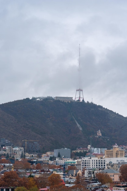 Tbilisi Gruzja 3 grudnia 2022 Tbilisi wieża telewizyjna na górze Mtatsminda Gruzja