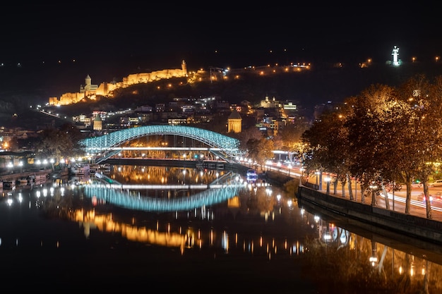 Tbilisi Gruzja 4 grudnia 2021 Twierdza Narikala i oświetlony Most Pokoju
