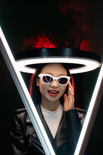 Tech fashion cyberpunk ludzie neonowa dziewczyna w okularach