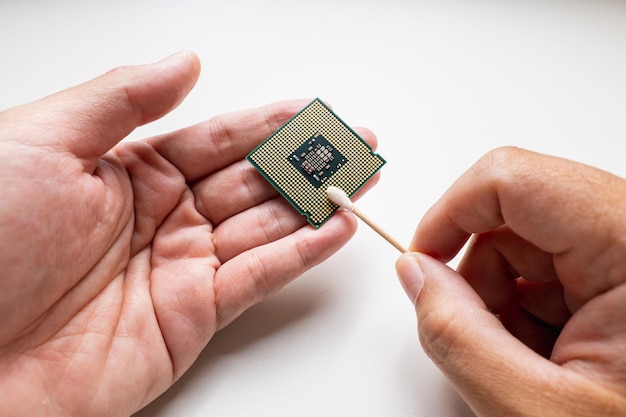 Technicy zajmujący się naprawami bardzo dokładnie czyszczą styki procesora, aby uniknąć błędów operacyjnych i być bezpiecznym przed brudem