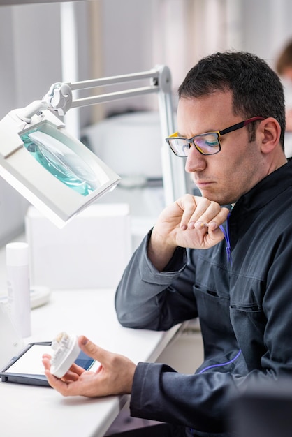 Technik dentystyczny pracujący w swoim biurze
