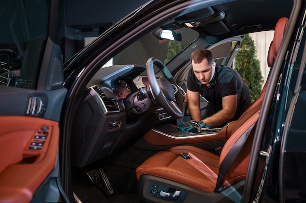 Technik detaliczny wnętrza samochodu