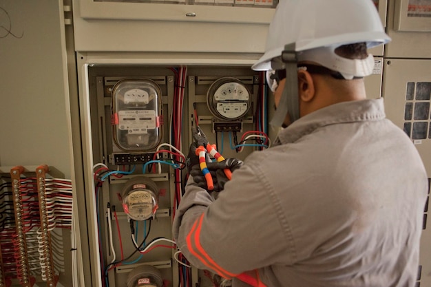 Technik elektryczny - usługa naprawy tablic oświetleniowych