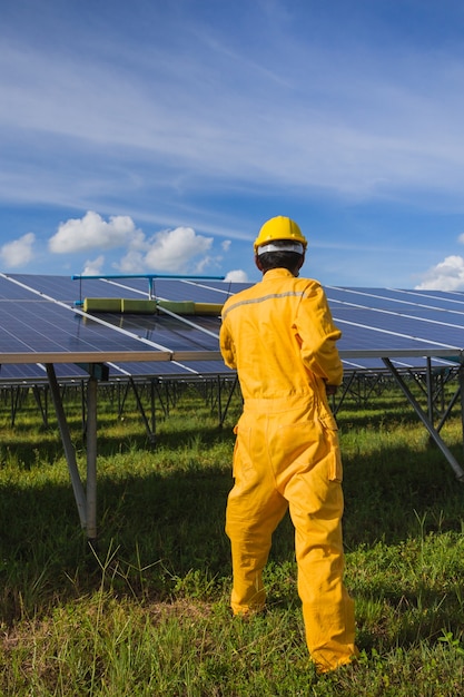 Technik Obsługujący I Czyszczący Panele Słoneczne Przy Wytwarzaniu Energii