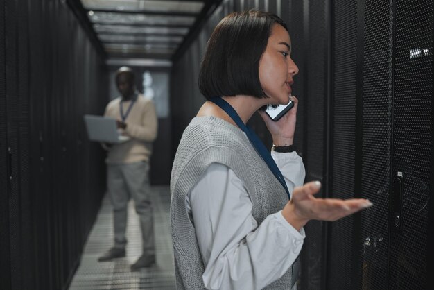 Technik telefoniczny i kobieta w serwerowni w celu naprawy konserwacyjnej lub analizy danych Technologia systemów i azjatycka inżynier podczas rozmowy mobilnej podczas sprawdzania mocy usługi kablowej