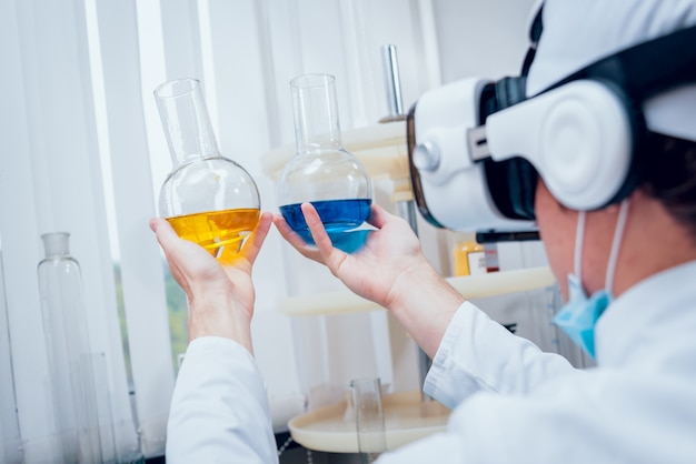 Zdjęcie technik w okularach rzeczywistości wirtualnej bada lek w laboratorium
