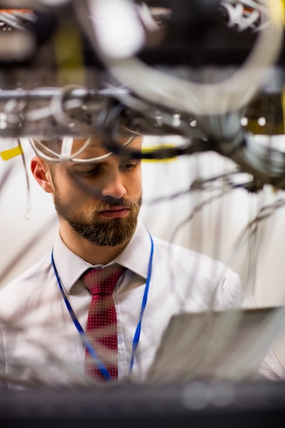 Technik Za Pomocą Cyfrowego Tabletu Podczas Analizy Serwera